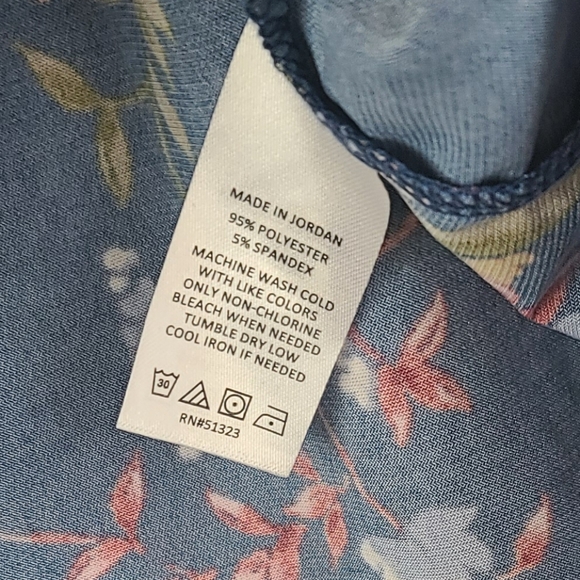 2/$30 ☆ NWT ☆ Two by Vince Camuto Medium 3/4 Sleeve V-Neck Top - Picture 10 of 10